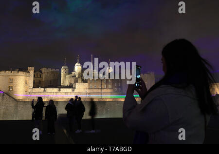 Huawei bringt, um das Nordlicht zu London die Einführung der Huawei P30 Pro zu feiern. Mit Blick auf das berühmte Tower von London, der Aurora Borealis inszeniert wurde die Superior fotografischen Fähigkeiten der neuen Hörer, das es seinen Benutzern ermöglicht, mit unglaublichen Details und Farben auch bei schlechten Lichtverhältnissen einfangen zu präsentieren. Die Installation wurde von der immersive Künstler Dan Acher Mit erstellt: Atmosphäre, Wo: London, Vereinigtes Königreich, wenn: 04 Apr 2019 Credit: Joe Pepler/PinPep/WENN.com Stockfoto