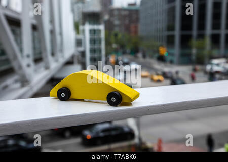 Gelbe Holzspielzeug auto Blick von der Brücke in der Nähe von BMCC Tribeca Performing Arts Center. Stockfoto