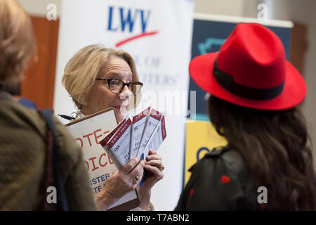 Seattle, Washington: Pamela Driscoll, einem Freiwilligen mit der Liga der weiblichen Wähler, spricht mit den Teilnehmern über die wählerregistrierung im Crosscut Fest Stockfoto