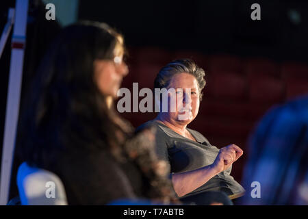 Seattle, Washington: Tina Podlodowski spricht während einer Panel" Sozialismus die Rolle in der amerikanischen Politik" an der Quersäge Festival. Von Atlas Obscura David Pl Stockfoto