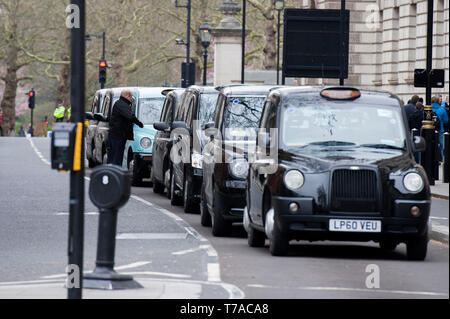 Lizenzierte Taxis Protest außerhalb des Parlaments. Parliament Square, Westminster, London. 22. März 2019 Stockfoto