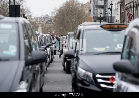 Lizenzierte Taxis Protest außerhalb des Parlaments. Parliament Square, Westminster, London. 22. März 2019 Stockfoto