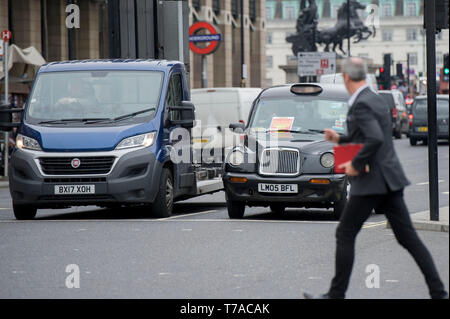 Lizenzierte Taxis Protest außerhalb des Parlaments. Parliament Square, Westminster, London. 22. März 2019 Stockfoto