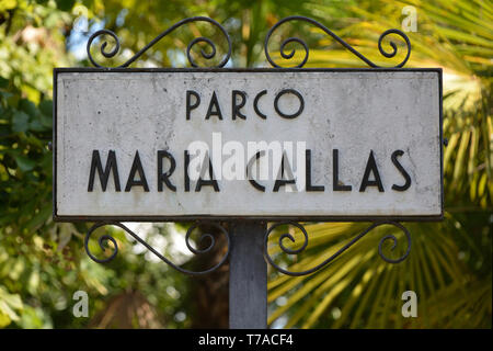 Sirmione, Lombardei, Italien - September 04, 2018: Platz Zeichen des Parco Maria Callas in Sirmione am Gardasee - Italien. Stockfoto