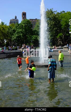 Kinder spielen im Inneren des Brunnens im Washington Square Park in Greenwich Village. Manhattan. New York City, USA. Stockfoto