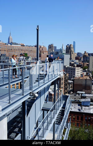 Besucher auf Treppen im Außenbereich und auf der Terrasse des Whitney Museum für amerikanische Kunst mit Meatpacking und Chelsea Bezirk im Hintergrund. New York City, USA. Stockfoto