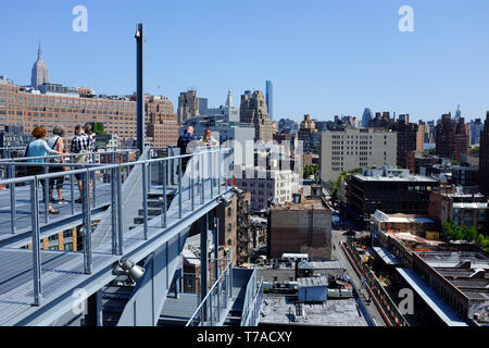 Besucher auf Treppen im Außenbereich und auf der Terrasse des Whitney Museum für amerikanische Kunst mit Meatpacking und Chelsea Bezirk im Hintergrund. New York City, USA. Stockfoto
