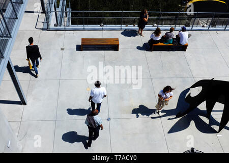 Besucher auf der Terrasse des Whitney Museum für amerikanische Kunst mit Kunstwerken auf den Meatpacking District. New York City, USA. Stockfoto