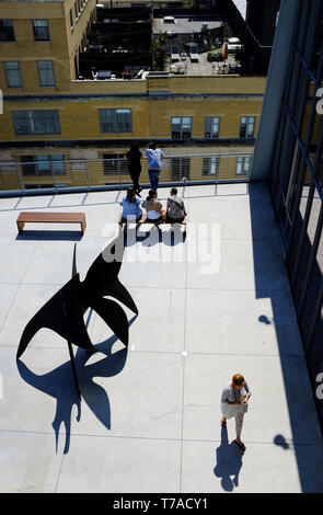 Besucher auf der Terrasse des Whitney Museum für amerikanische Kunst mit Kunstwerken auf den Meatpacking District. New York City, USA. Stockfoto