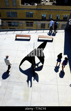 Besucher auf der Terrasse des Whitney Museum für amerikanische Kunst mit Kunstwerken auf den Meatpacking District. New York City, USA. Stockfoto