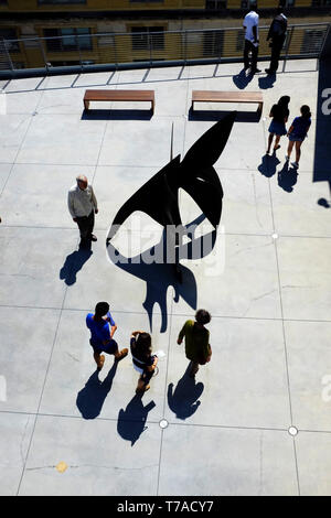 Besucher auf der Terrasse des Whitney Museum für amerikanische Kunst mit Kunstwerken auf den Meatpacking District. New York City, USA. Stockfoto