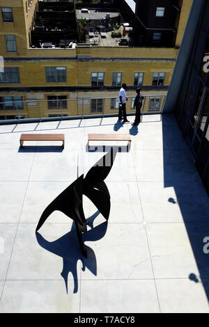 Besucher auf der Terrasse des Whitney Museum für amerikanische Kunst mit Kunstwerken auf den Meatpacking District. New York City, USA. Stockfoto