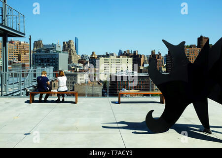 Besucher auf der Terrasse des Whitney Museum für amerikanische Kunst mit Meatpacking District und Chelsea Viertel von Manhattan im Hintergrund. New York City. Stockfoto