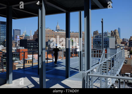 Besucher auf Treppen im Außenbereich und auf der Terrasse des Whitney Museum für amerikanische Kunst mit Meatpacking und Chelsea Bezirk im Hintergrund. New York City, USA. Stockfoto