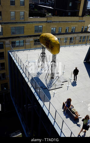 Besucher auf der Terrasse des Whitney Museum für amerikanische Kunst mit Kunstwerken auf den Meatpacking District. New York City, USA. Stockfoto