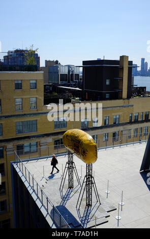 Besucher auf der Terrasse des Whitney Museum für amerikanische Kunst mit Kunstwerken auf den Meatpacking District. New York City, USA. Stockfoto