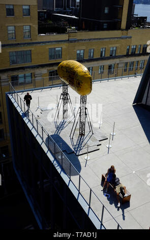 Besucher auf der Terrasse des Whitney Museum für amerikanische Kunst mit Kunstwerken auf den Meatpacking District. New York City, USA. Stockfoto