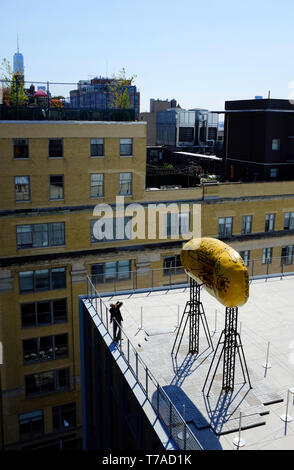 Besucher auf der Terrasse des Whitney Museum für amerikanische Kunst mit Kunstwerken auf den Meatpacking District. New York City, USA. Stockfoto