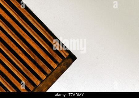 Holz- Gitter und weiß gestrichenen Wand textüre Stockfoto