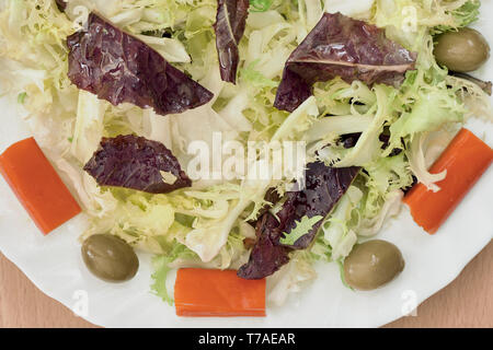 Gemischter Salat Salat mit Oliven und Meer sticks Stockfoto