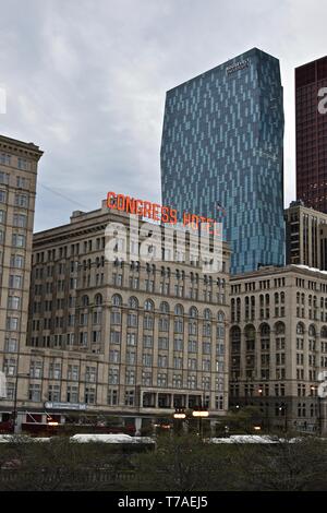 Das Congress Hotel entlang der Millennium Park, Chicago, Illinois Stockfoto