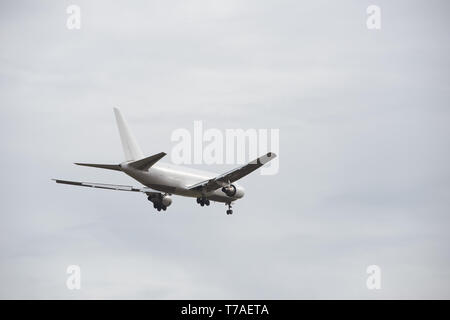 Eine weiße Düsengetriebene liner Landung in Sacramento Internationl Flughafen Fahrwerk an einem 3/4 Winkel mit viel Typ Raum. Stockfoto