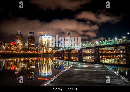 Anzeigen von Portland Hawthorne Bridge mit der Innenstadt im Hintergrund Stockfoto