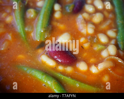 Lecker Eintopf aus weißen Bohnen in Tomatensauce Stockfoto