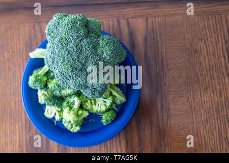 Rohe frische organische Brokkoli verwendet eine Mahlzeit vorzubereiten Stockfoto