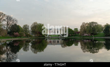 Cleveland, Ohio/USA - Mai 1, 2019: Die Wade Park Lagune mit der Reflexion des Weltberühmten Cleveland Museum der kunst. Stockfoto