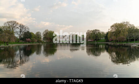 Cleveland, Ohio/USA - Mai 1, 2019: Das Cleveland Museum der kunst in der Ferne mit Detailansicht der Wade Park Lagune. Stockfoto