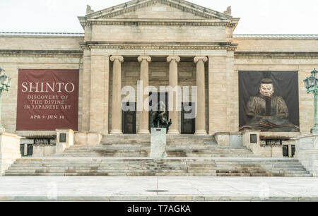 Cleveland, Ohio/USA - Mai 1, 2019: Cleveland Museum der kunst in den frühen Morgenstunden mit Statue aus posiert vor. Stockfoto