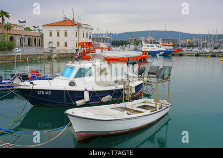 KOPER, Slowenien-12 Apr 2019 - Blick auf die Yachten in die Marina Koper (Koper Pristanisce) in die Adria in Koper (capodistria), Slowenien. Stockfoto