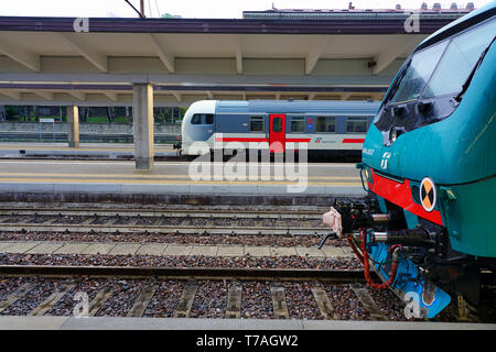 Triest, Italien, 12. Apr 2019 - Blick auf die Trieste Centrale Bahnhof (Stazione di Trieste Centrale) in der autonomen Region Friaul-Julisch-Gi Stockfoto