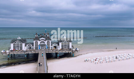 Sellin, Deutschland. Einen historischen Pier in einer Stadt am Meer auf der Insel Rügen. Ostseeküste. Stockfoto