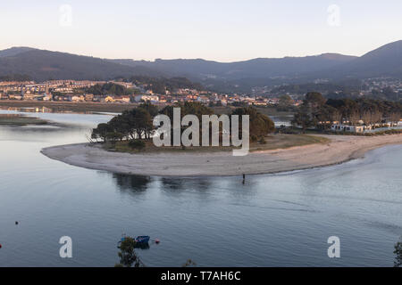 Küste des Rathauses von Nigran, mit sandigen Stränden mit feinem weißen Sand und Strände in verschiedenen Größen. Vor diesen Sands kann man die Stadt o Stockfoto