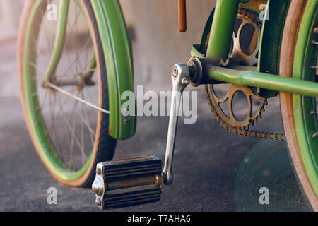 Rusty aufgegeben Green retro Bike, stehend auf eine asphaltierte Straße an einem sonnigen Tag Stockfoto