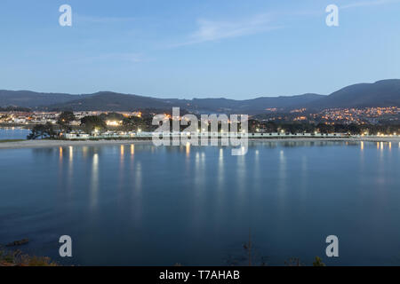 Küste des Rathauses von Nigran, mit sandigen Stränden mit feinem weißen Sand und Strände in verschiedenen Größen. Vor diesen Sands kann man die Stadt o Stockfoto