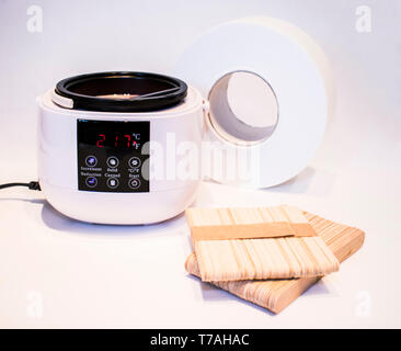 Isoliert auf weißem Hintergrund ist Wachs schmelzen, roll Streifen und Stöcke für die Enthaarung. Stockfoto
