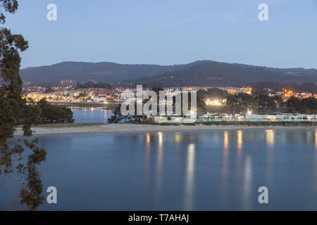 Küste des Rathauses von Nigran, mit sandigen Stränden mit feinem weißen Sand und Strände in verschiedenen Größen. Vor diesen Sands kann man die Stadt o Stockfoto