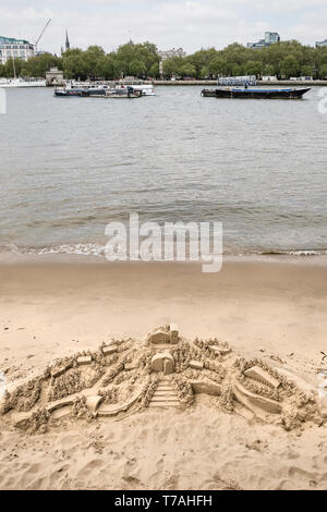 London, Großbritannien. Eine Sandskulptur auf Ernie's Beach, einem öffentlichen Strand an der Themse Vorland im Gabriel's Wharf, South Bank in der Nähe der Waterloo Bridge Stockfoto