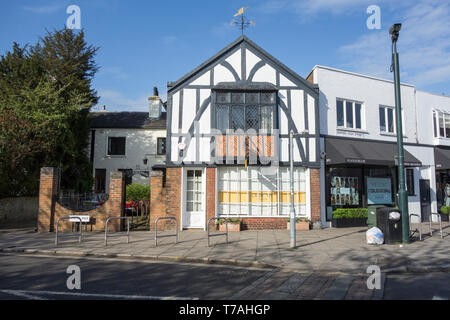 Das Äußere von Essex Lodge ein Fachwerkhaus auf Station Road, Barnes, London, SW13, Großbritannien Stockfoto