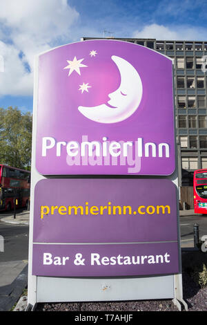 Signage außerhalb Premier Inn London Putney Bridge, Putney Bridge Ansatz, Fulham, London, SW6, UK Stockfoto