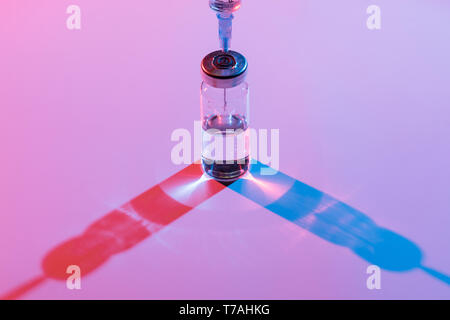 Glasflasche mit Impfstoff und die Spritze für die Injektion. Stockfoto