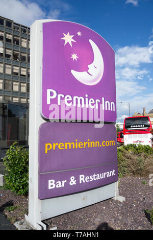 Signage außerhalb Premier Inn London Putney Bridge, Putney Bridge Ansatz, Fulham, London, SW6, UK Stockfoto