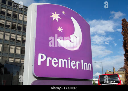 Signage außerhalb Premier Inn London Putney Bridge, Putney Bridge Ansatz, Fulham, London, SW6, UK Stockfoto