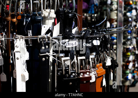 Leder Gürtel auf Markt ausgeht, Markt an der Guildhall Square im Zentrum der Städte Einkaufsviertel gehalten Stockfoto