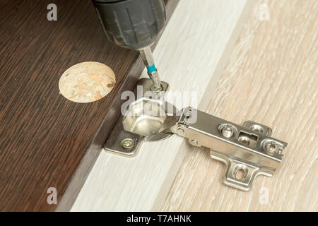Zur Festsetzung Beschläge Scharniere. Zur Festsetzung Möbel Scharniere Stockfoto
