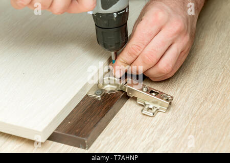 Zur Festsetzung Beschläge Scharniere. Zur Festsetzung Möbel Scharniere Stockfoto