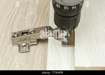 Zur Festsetzung Beschläge Scharniere. Zur Festsetzung Möbel Scharniere Stockfoto